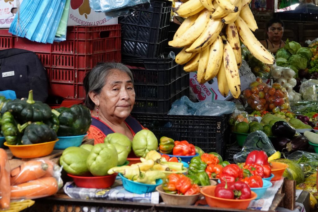 Bunte Auswahl an Obst und Gemüse auf dem zentralen Markt im mexikanischen Campeche.