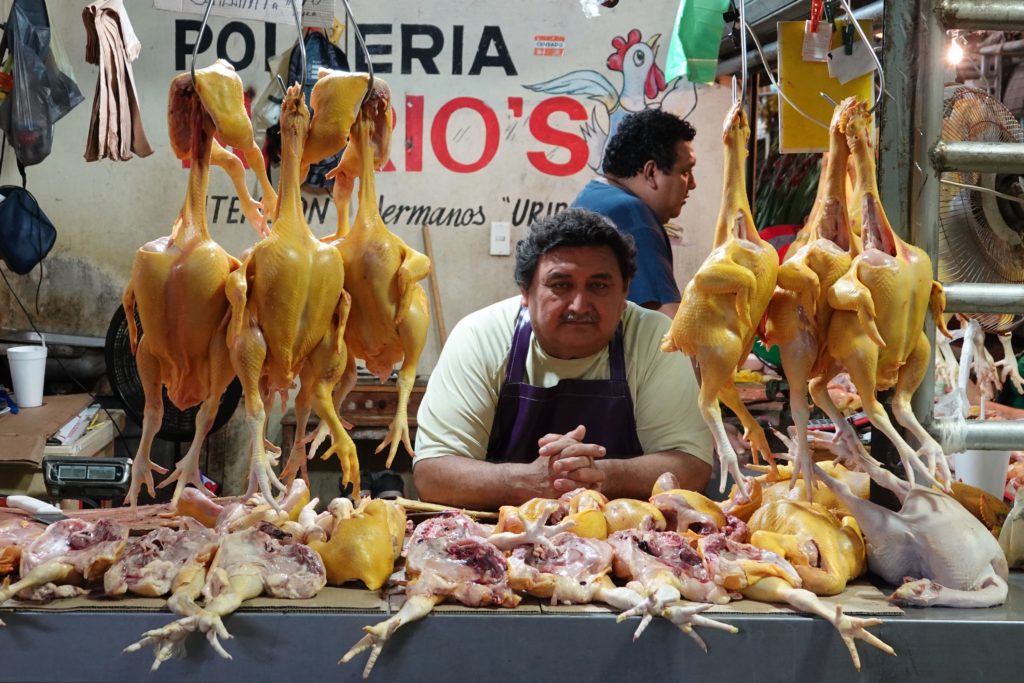 Hähnchenverkäufer auf dem Mercado Principal im mexikanischen Campeche.