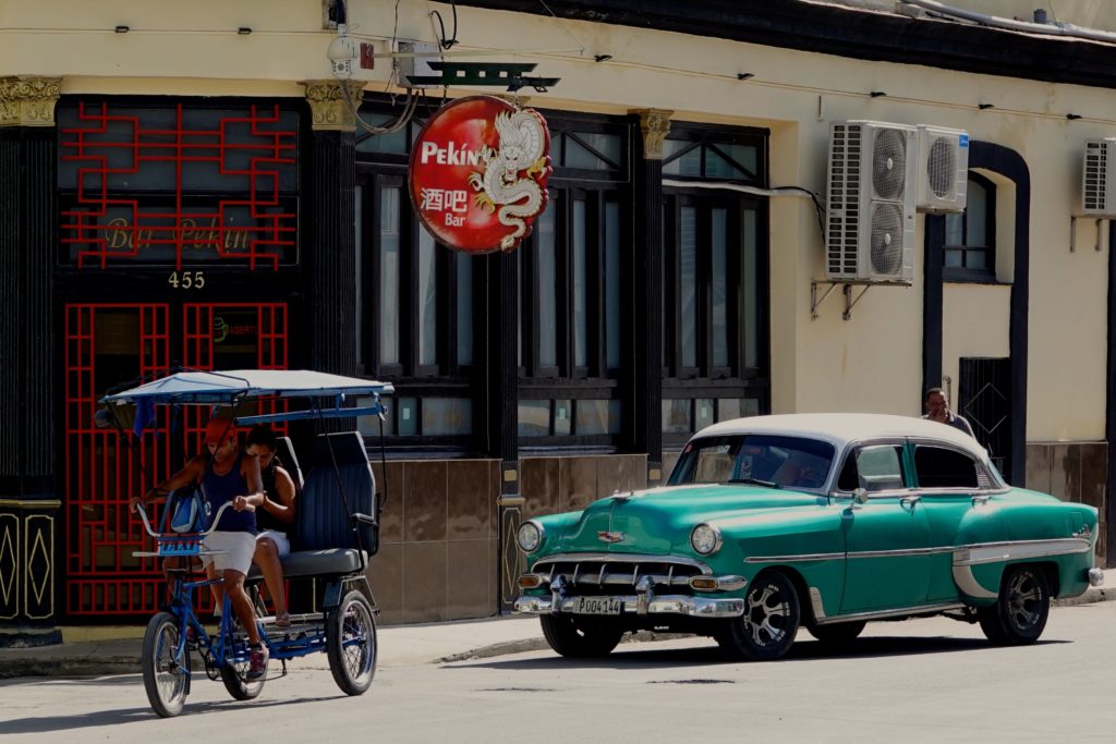 Straßenverkehr in der Calle Zanja und Bar / Restaurant Pekín in Chinatown, Havanna.