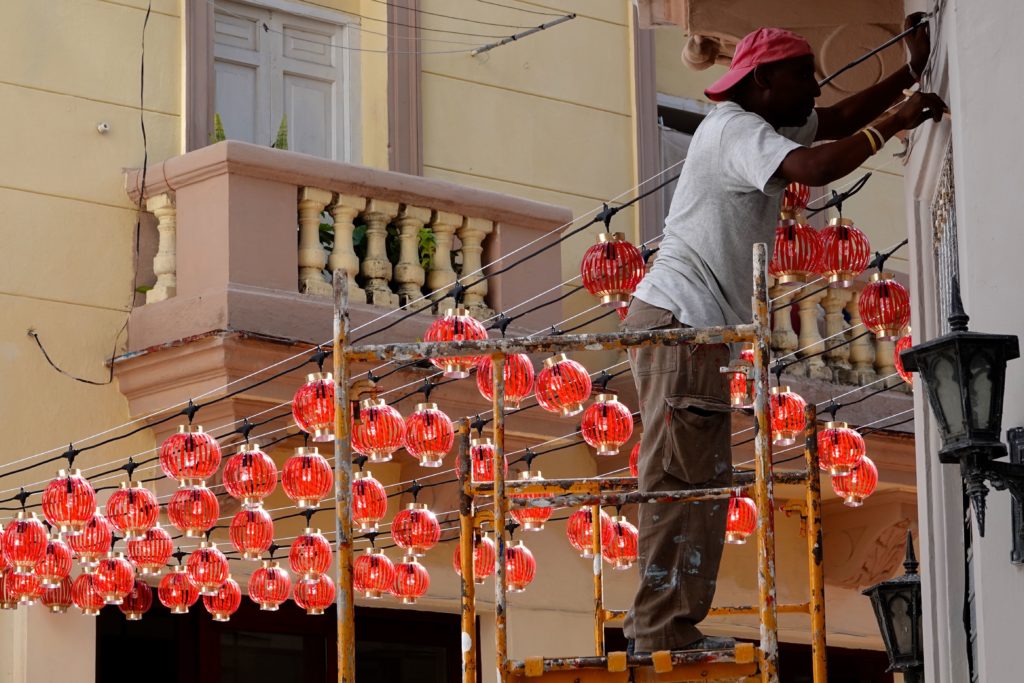 Installation von roten Lampions in Chinatown, Havanna.