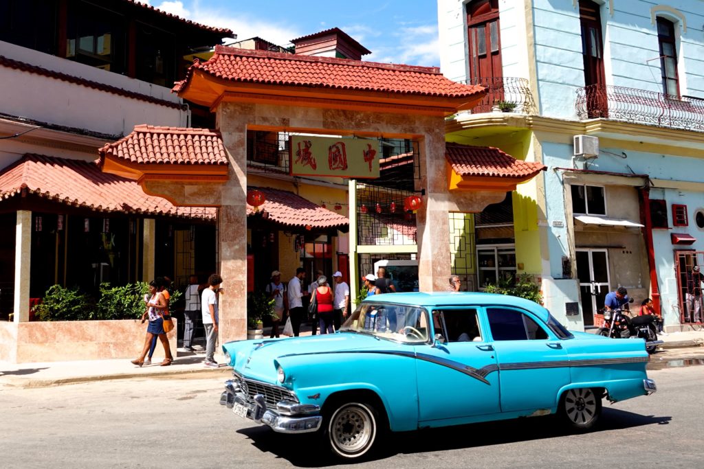 Tor zur Calle Cuchillo in Chinatown, Havanna, wo sich einige Restaurants befinden.