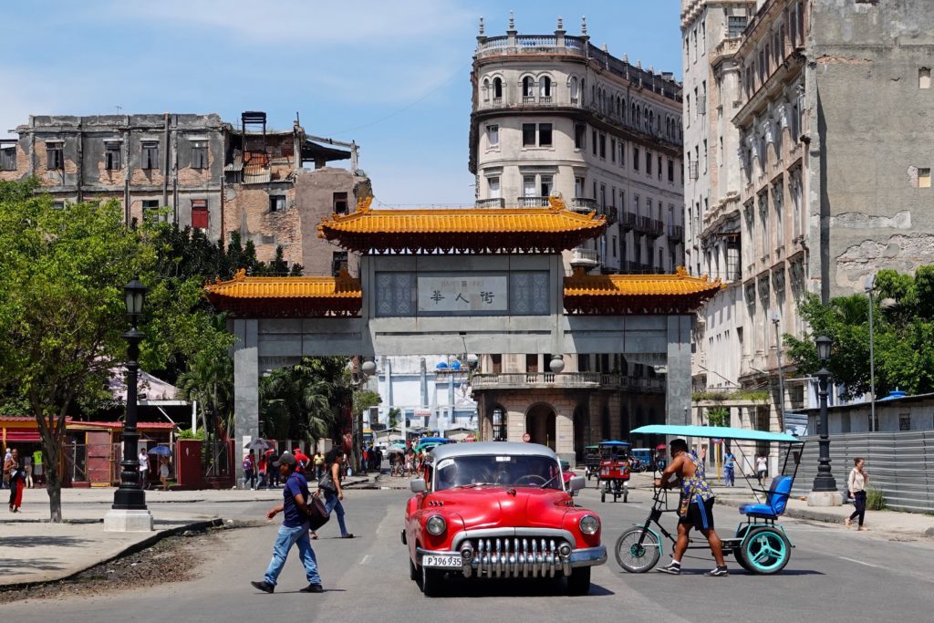 Calle de los Dragones und Tor zum Chinesenviertel von Havanna.