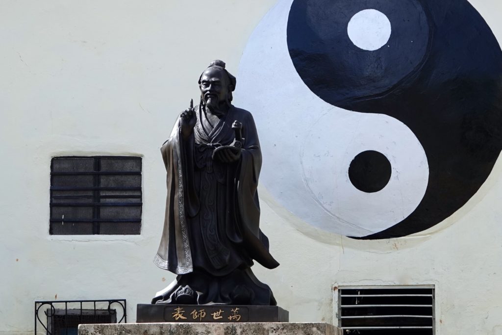 Konfuzius-Statue im Parque Shanghai in Havannas Chinatown.