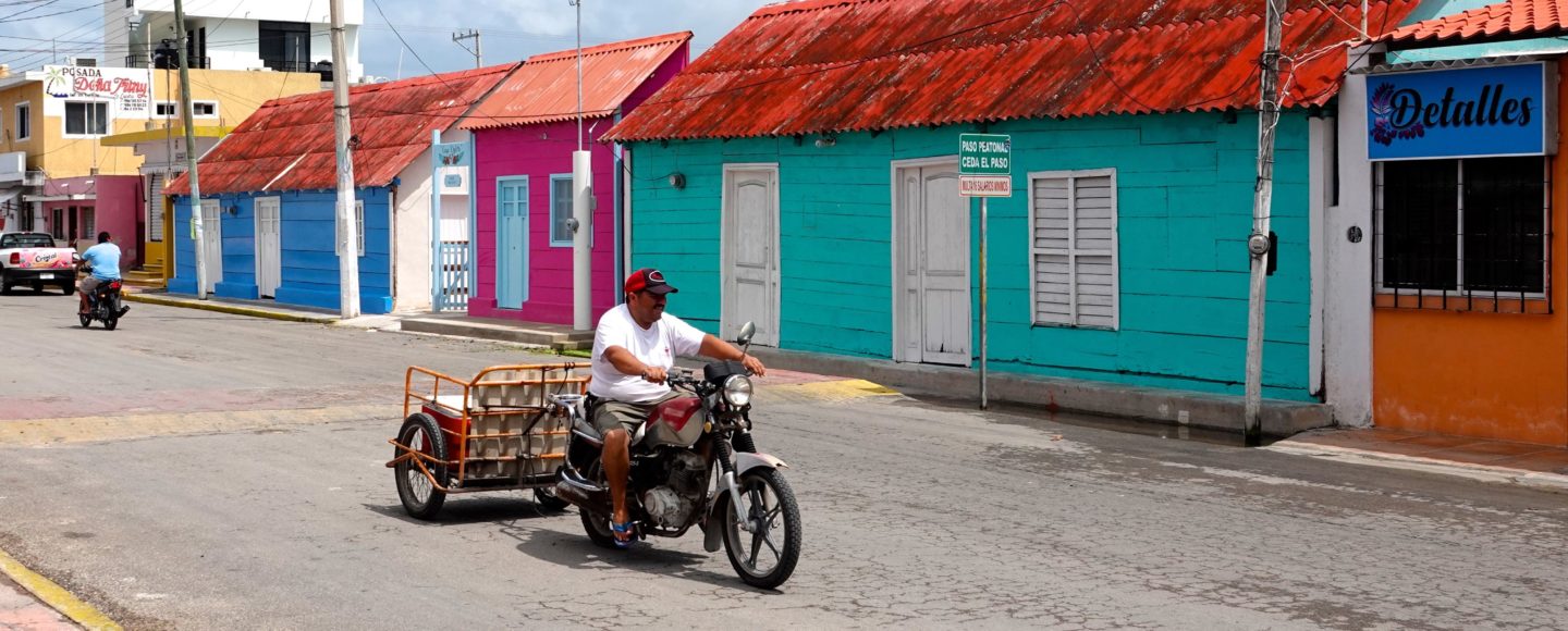 Bunte Häuser in den Straßen von San Felipe, Yucatán.