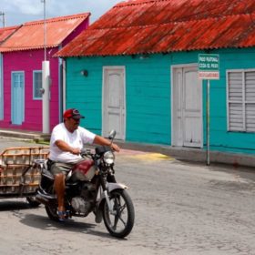 Bunte Häuser in den Straßen von San Felipe, Yucatán.