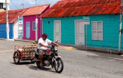 Bunte Häuser in den Straßen von San Felipe, Yucatán.