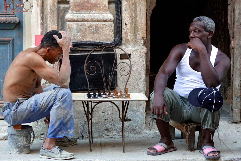 Männer beim Schachspiel in den Straßen von Havanna, hier in Centro Habana.