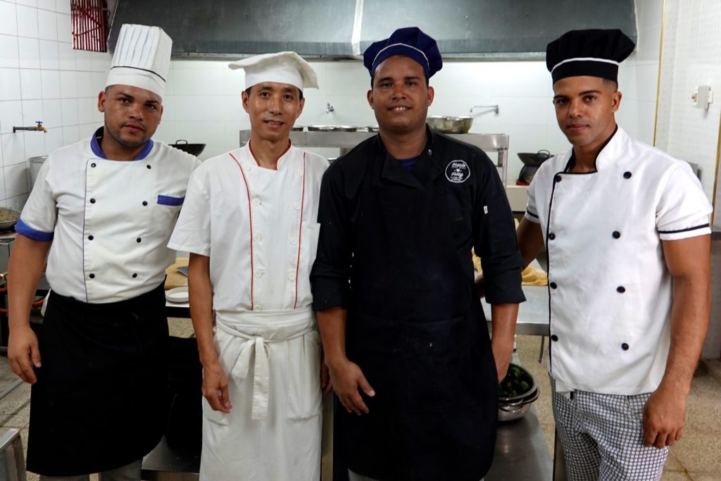 Chinesisches Restaurant Tien Tan in Havannas Chinatown: Küchenchef mit seiner Crew.