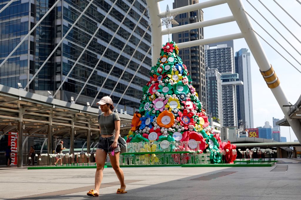 A Sathorn District Charity Christmas Tree, Weihnachtsbaum auf der Chong Nonsi Bridge, Bangkok.