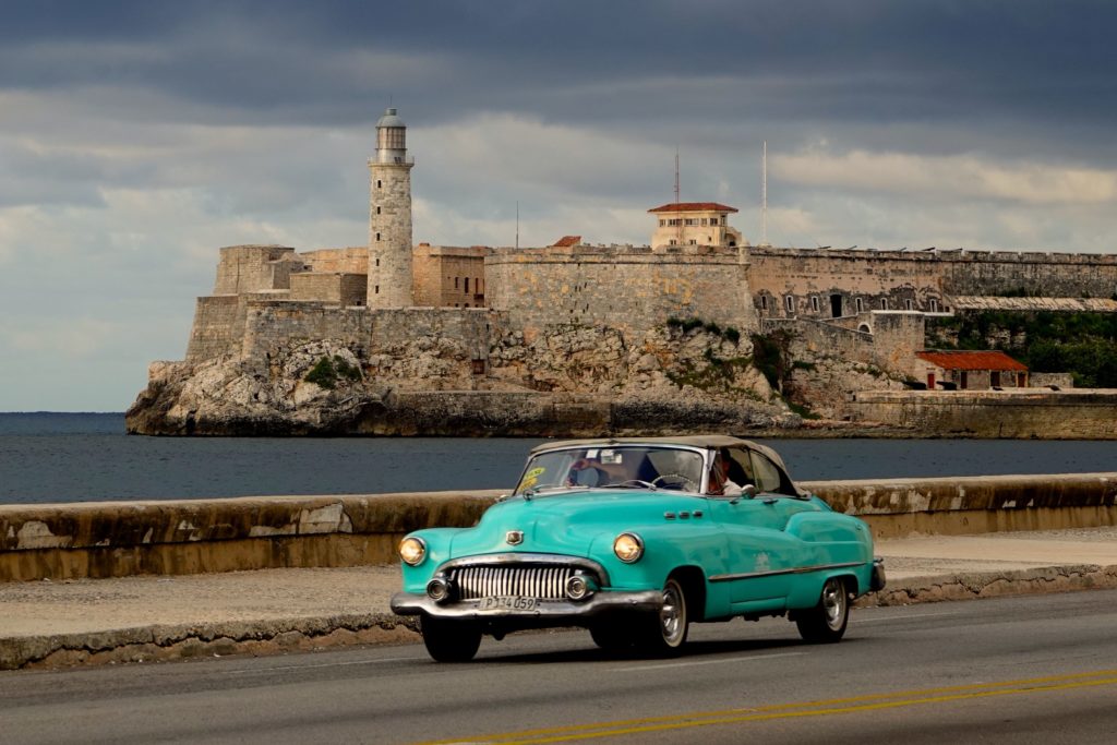Typisch Havanna: Oldtimer am Malecón.