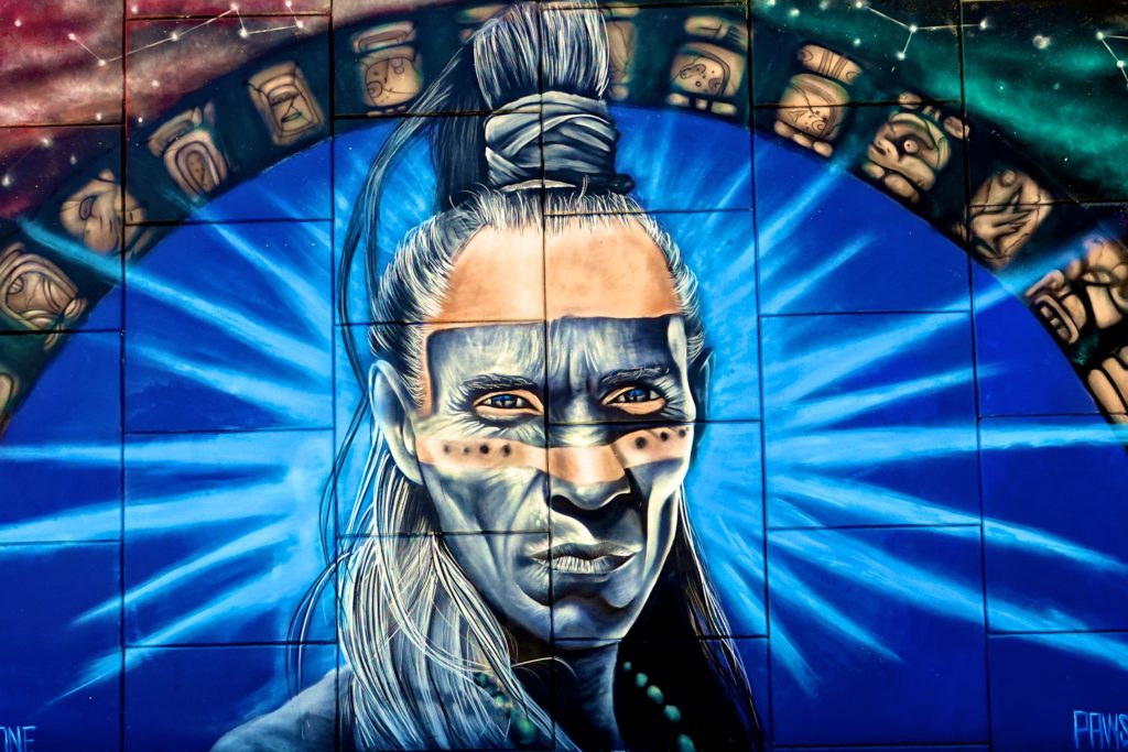 Mural im mexikanischen Akumal: Maya-Krieger der Künstler Pawsksi und Seca One.