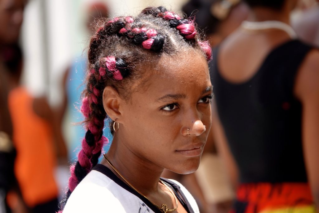 Verträumter Blick am Rande des Karnevals von Santiago de Cuba.