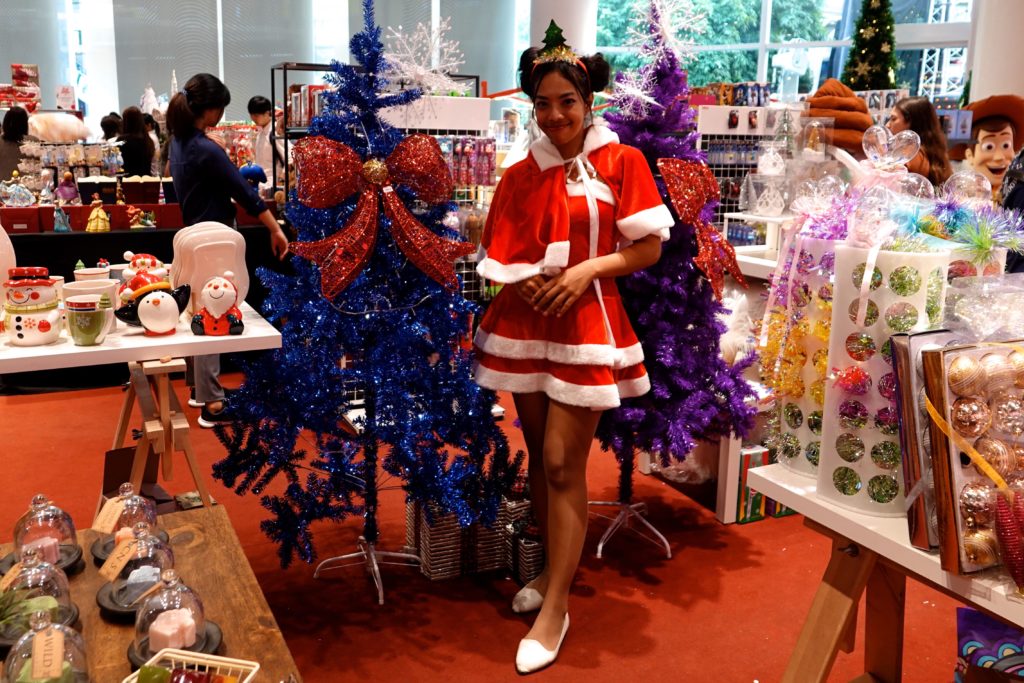 Trendig. Die "Weihnachtsfrau" in Bangkoks EmQuartier.