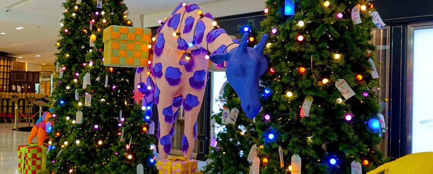 "Weihnachtsgiraffe" im Einkaufszentrum Emporium, Bangkok.