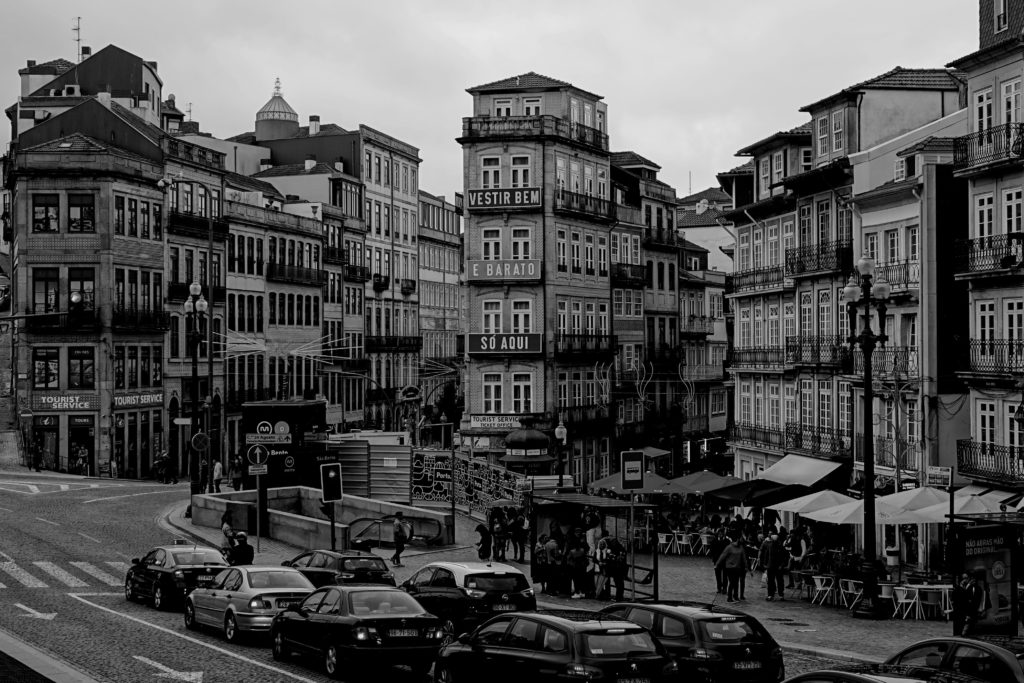 Porto in Schwarz-Weiß, hier Häuser gegenüber vom Bahnhof, der Estação de São Bento.