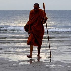 Mönch am frühen Morgen Strand von Hua Hin.