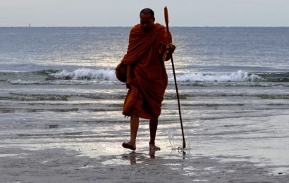 Mönch am frühen Morgen Strand von Hua Hin.