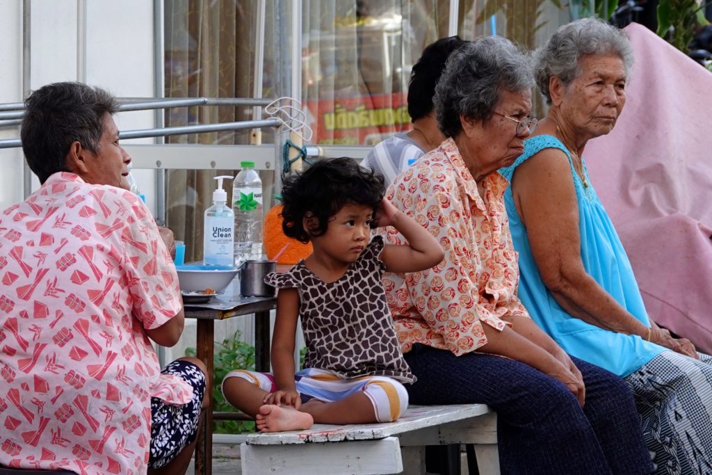 Unterschiedliche Generationen in den Straßen von Hua Hin.