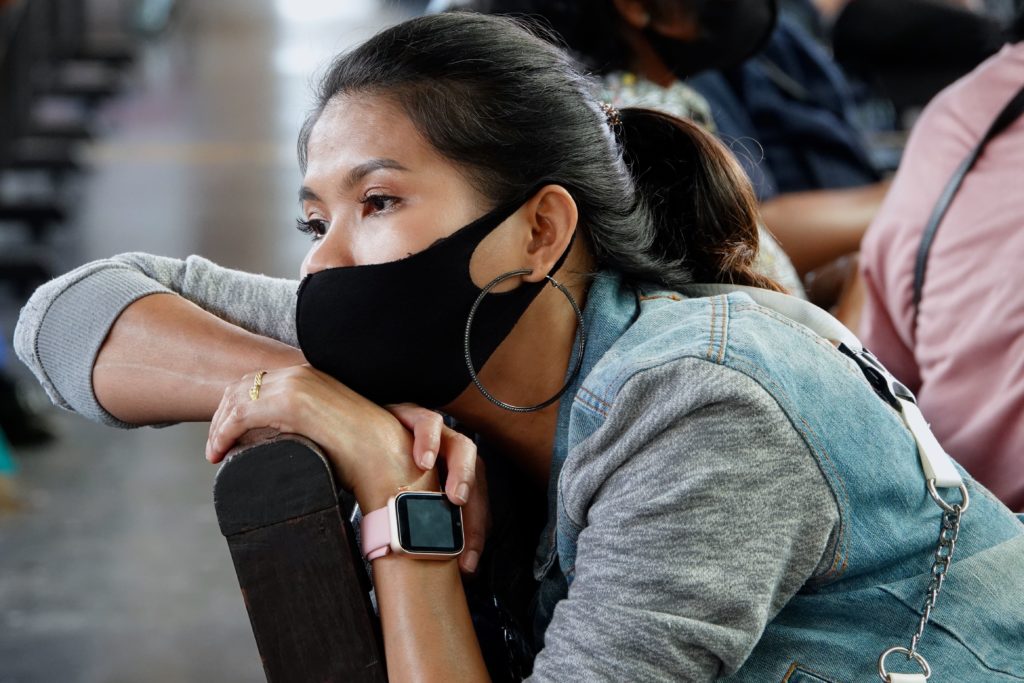 Wartende junge Frau im Bahnhof Hua Lamphong von Bangkok.