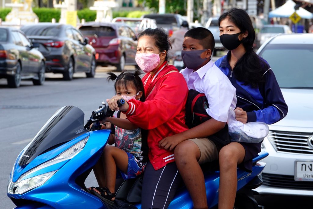Zu viert auf einem Moped in Hua Hin.