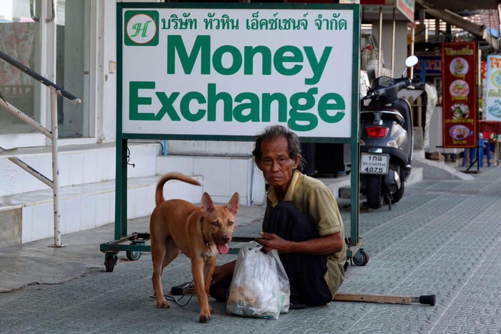 Obdachloser mit Hund in den Straßen von Hua Hin.