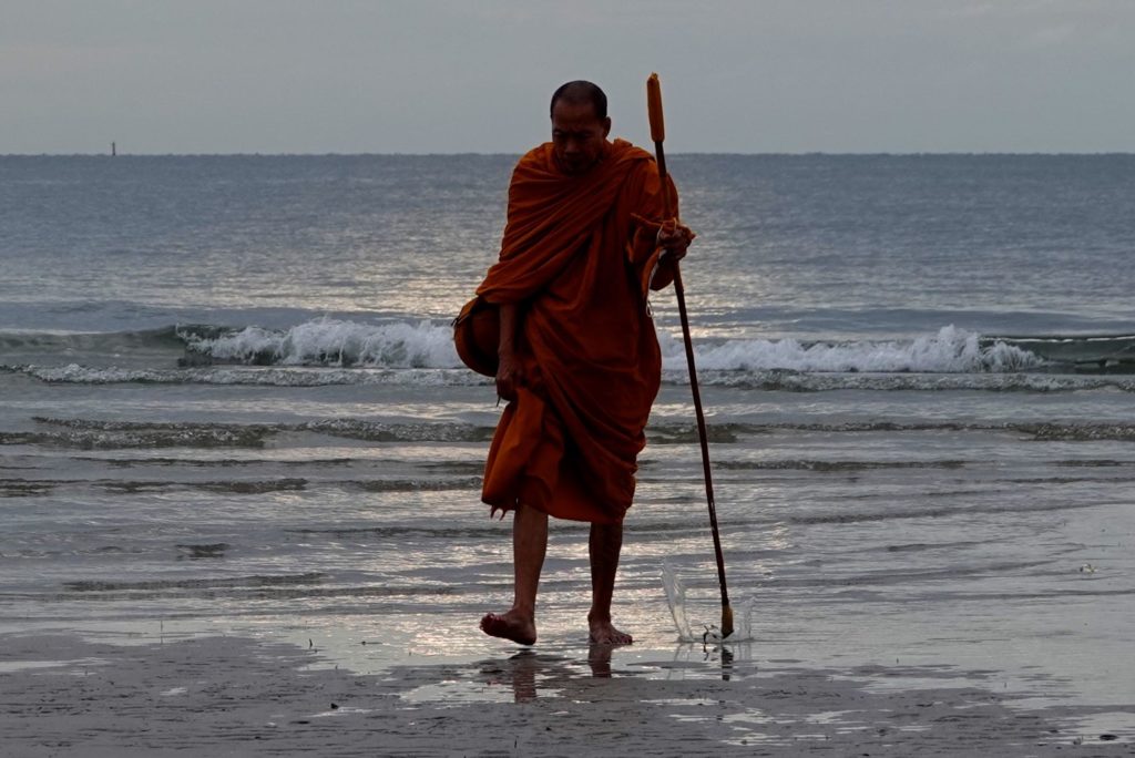 Mönch am Strand von Hua Hin.