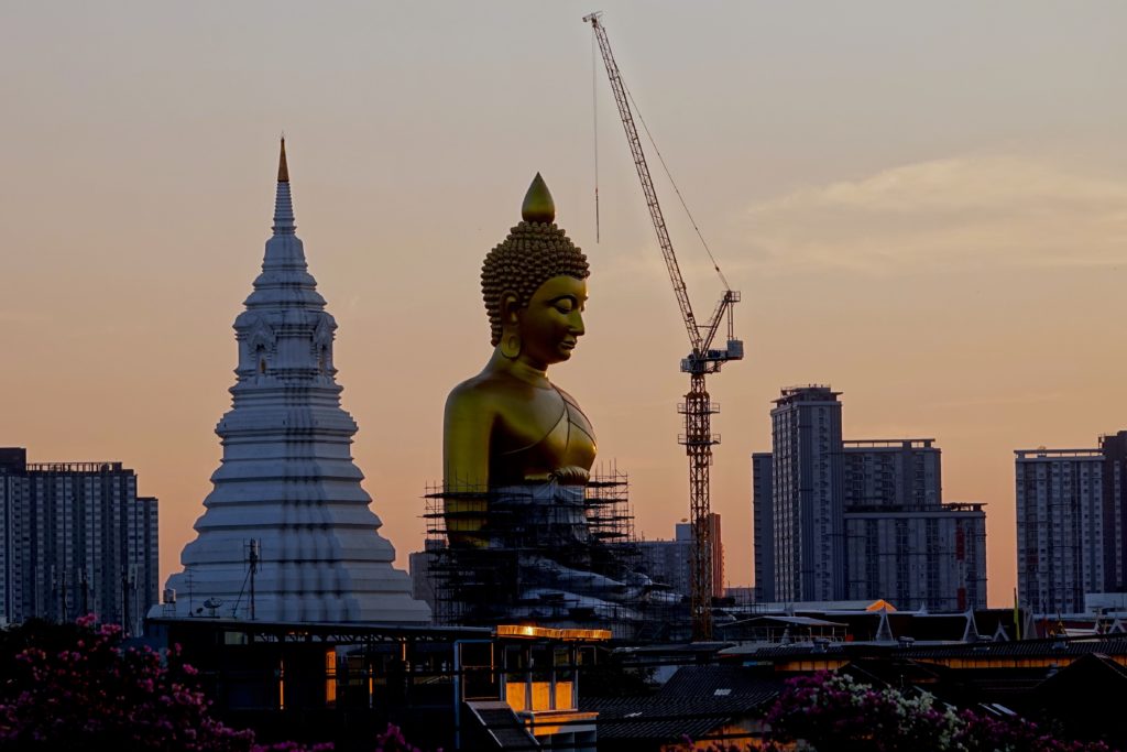 Wat Paknam Bhasicharoen, Bangkok: Buddha-Statue im Bau.