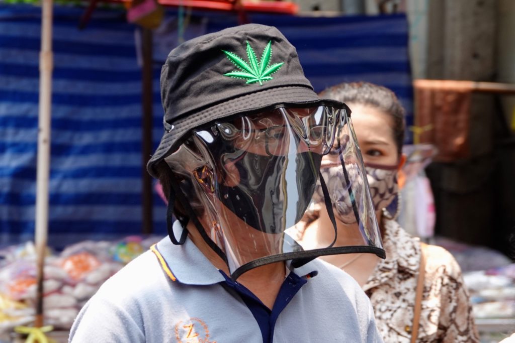 COVID-19 in Bangkok: doppelter Schutz mit Maske und Face Shield.