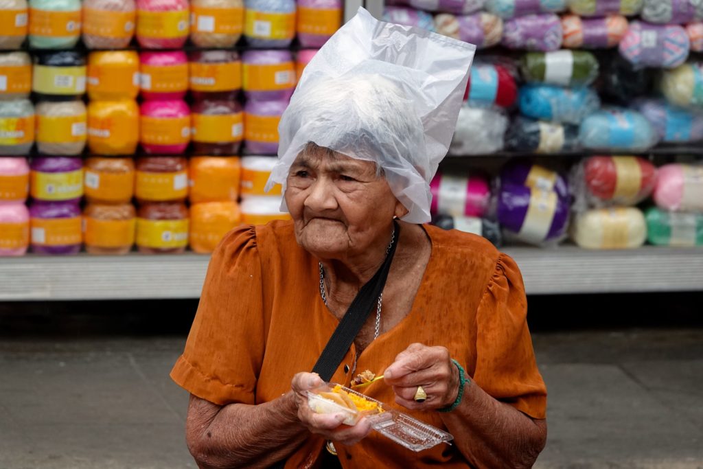 Frau auf dem Morgenmarkt in Prachuap Khiri Khan.