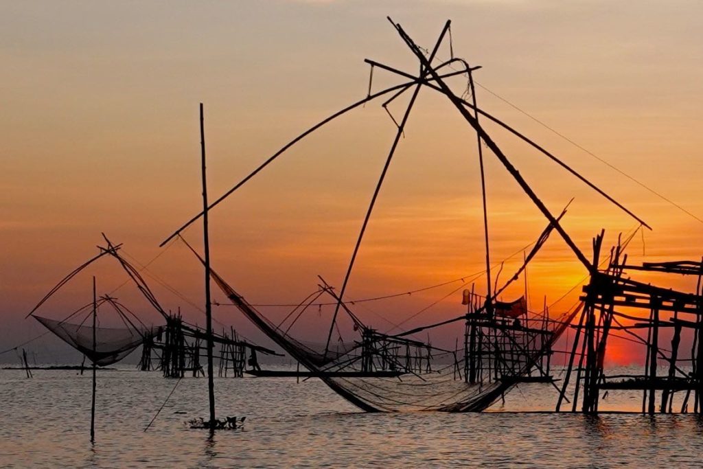 Fischernetze im Sonnenaufgang über dem Thale Noi in Südthailand.