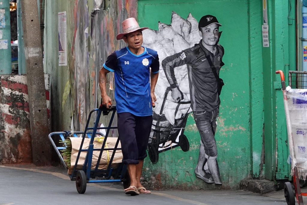 Arbeiter und Collage auf dem Pak Khlong Talat, Bangkoks größtem Blumenmarkt.