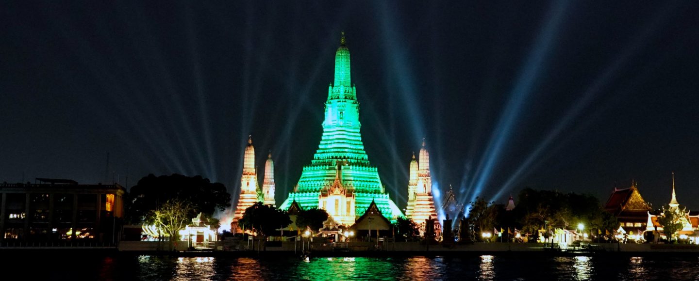 Wat Arun in Bangkok, grün angestrahlt am St. Patrick’s Day 2021.