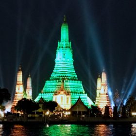 Wat Arun in Bangkok, grün angestrahlt am St. Patrick’s Day 2021.