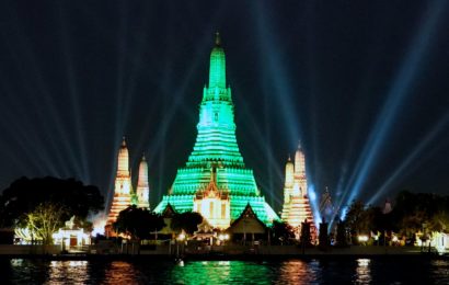 Wat Arun in Bangkok, grün angestrahlt am St. Patrick’s Day 2021.