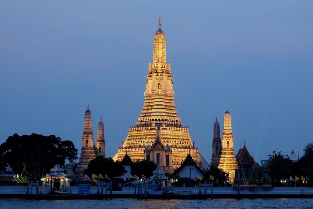 Wat Arun, buddhistischer Tempel und Wahrzeichen Bangkoks, in der Abenddämmerung.