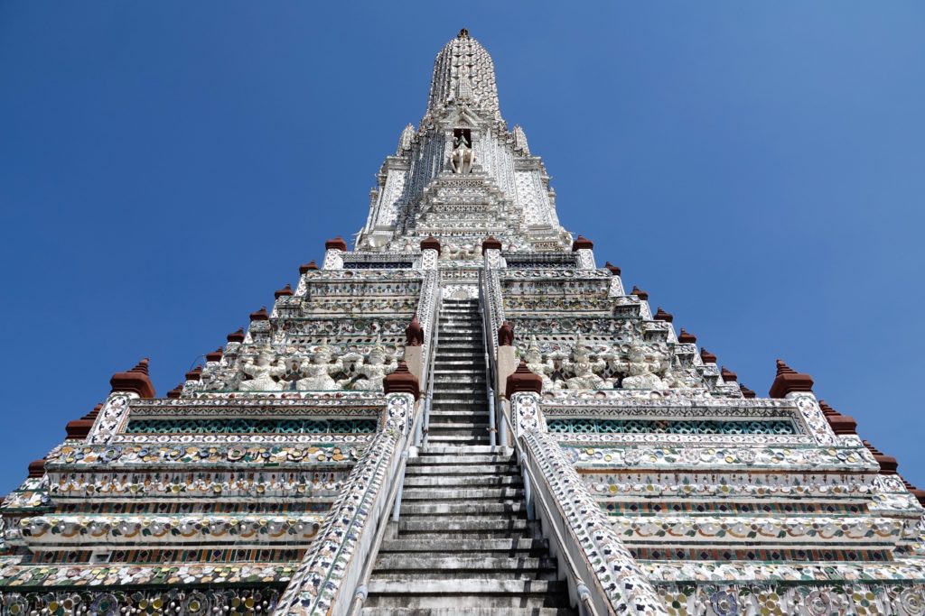 Wat Arun, buddhistischer Tempel am Ufer des Chao Phraya in Bangkok.