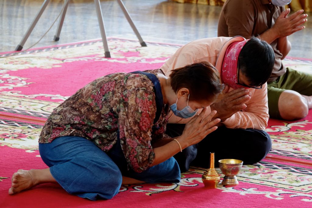 Gebet am ersten Songkran-Tag in Khon Kaen, Phra Mahathat Kaen Nakhon.