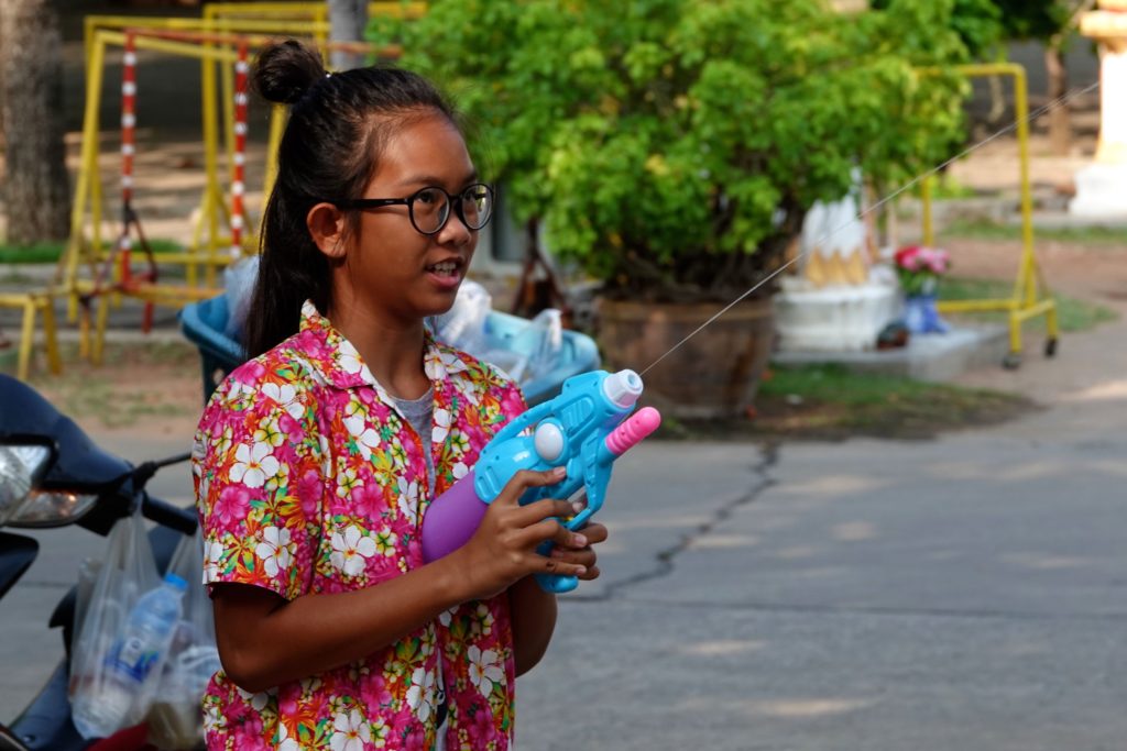 Songkran in Khon Kaen. Mädchen mit Spritzpistole.