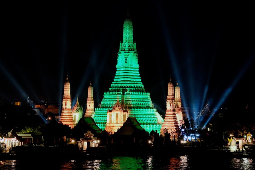Wat Arun, Wahrzeichen Bangkoks, in Grün, der Farbe Irlands, am St. Patrick’s Day.