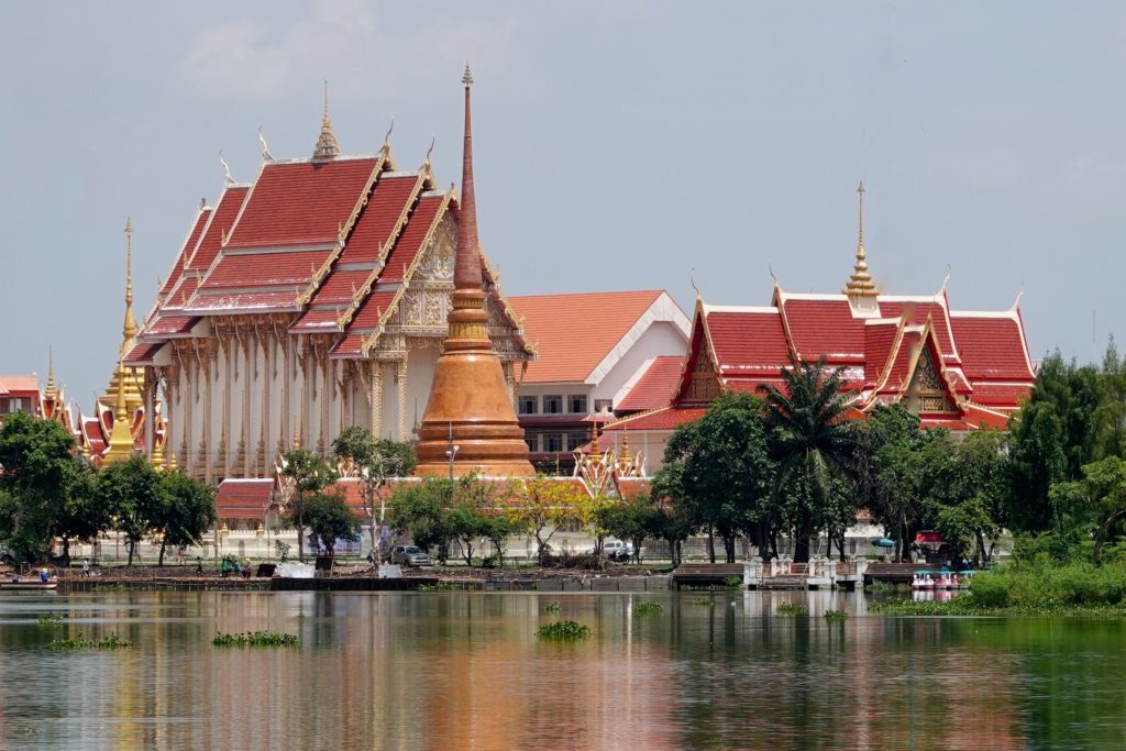 Tempel in Seelage: Wat That in Khon Kaen mit großem Stupa.