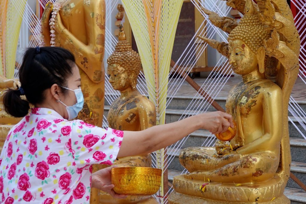 Rituelle Waschung: "Bad" für Buddha-Statuen zu Songkran in Khon Kaen.