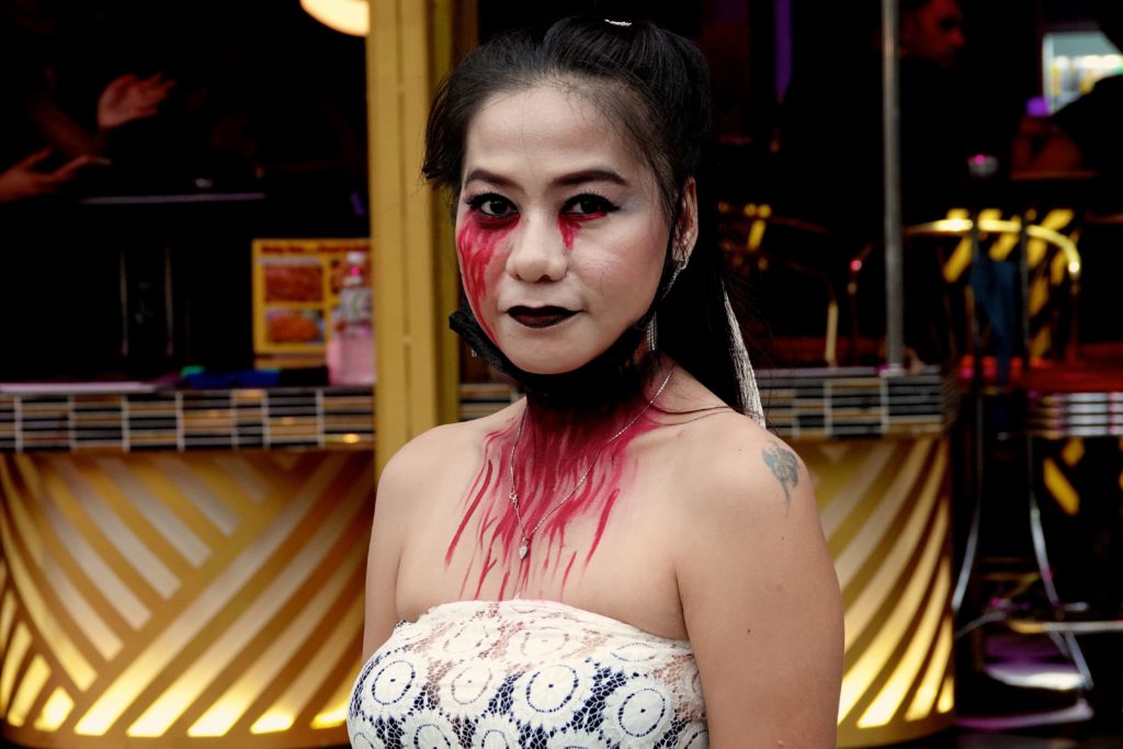 Gruselige Maskerade zu Halloween in der Bangla Road von Patong. 