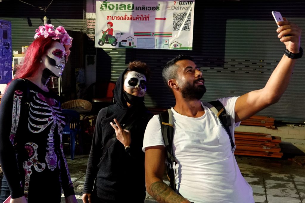Fotogenes Halloween in Phuket: Selfie in der Bangla Road von Patong.