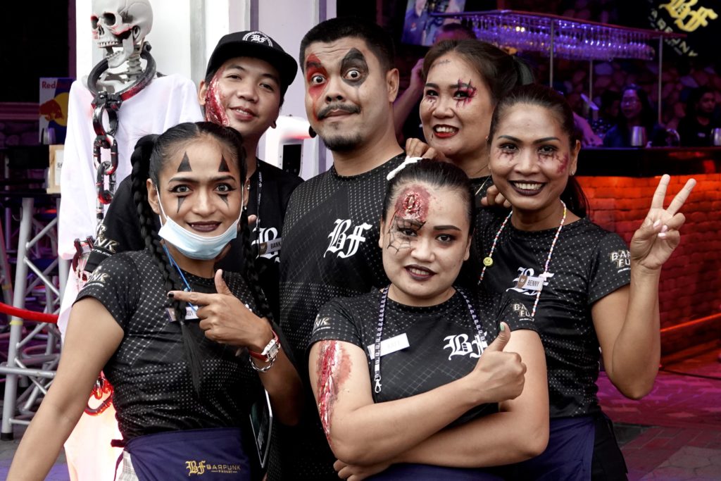 Halloween in Patong: Spaß für die Servicekräfte in der Bangla Road.