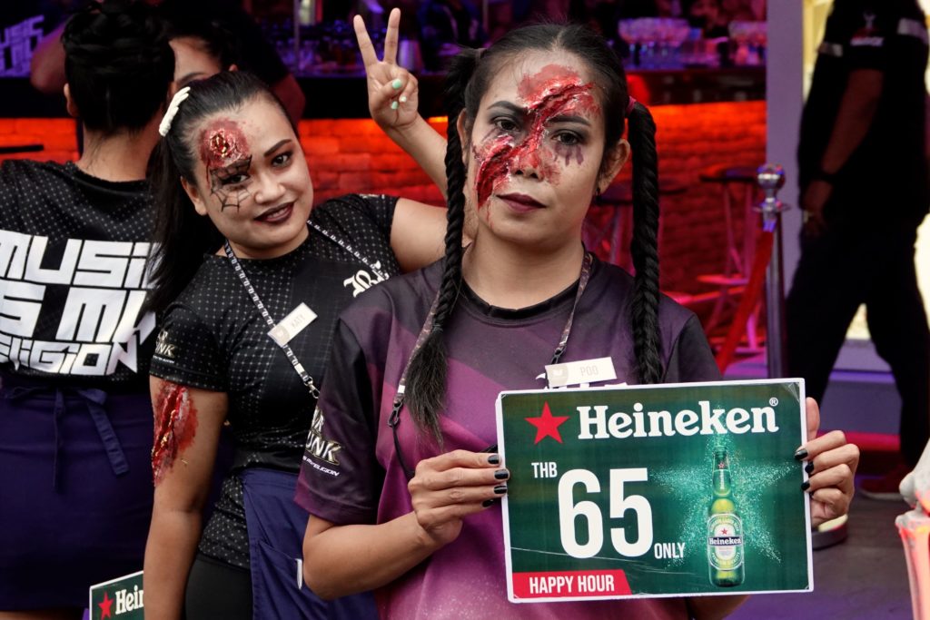 Halloween in Patong: Happy-Hour-Preise locken auf der Bangla Road.