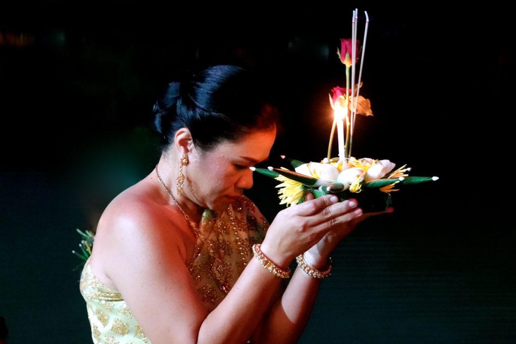 Loy Krathong in Rawai: Gebet, bevor das Schiffchen zu Wasser gelassen wird. 