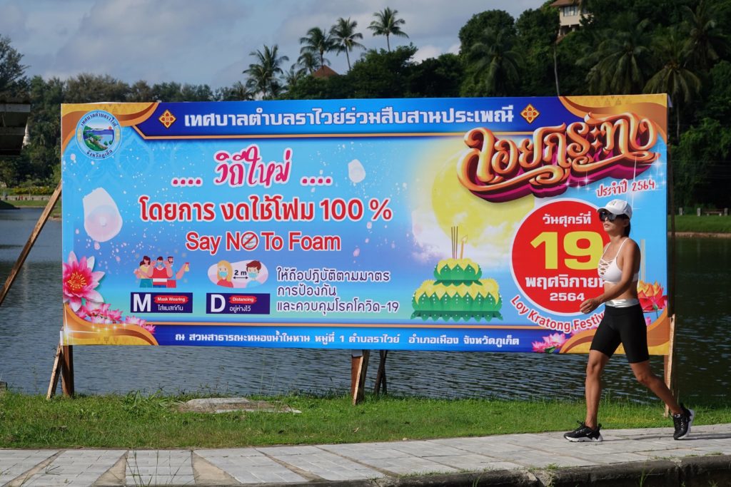 "Say NO to foam", Umweltschutz als Motto am Nai Harn Lake anlässlich des Lichterfestes Loy Krathong.