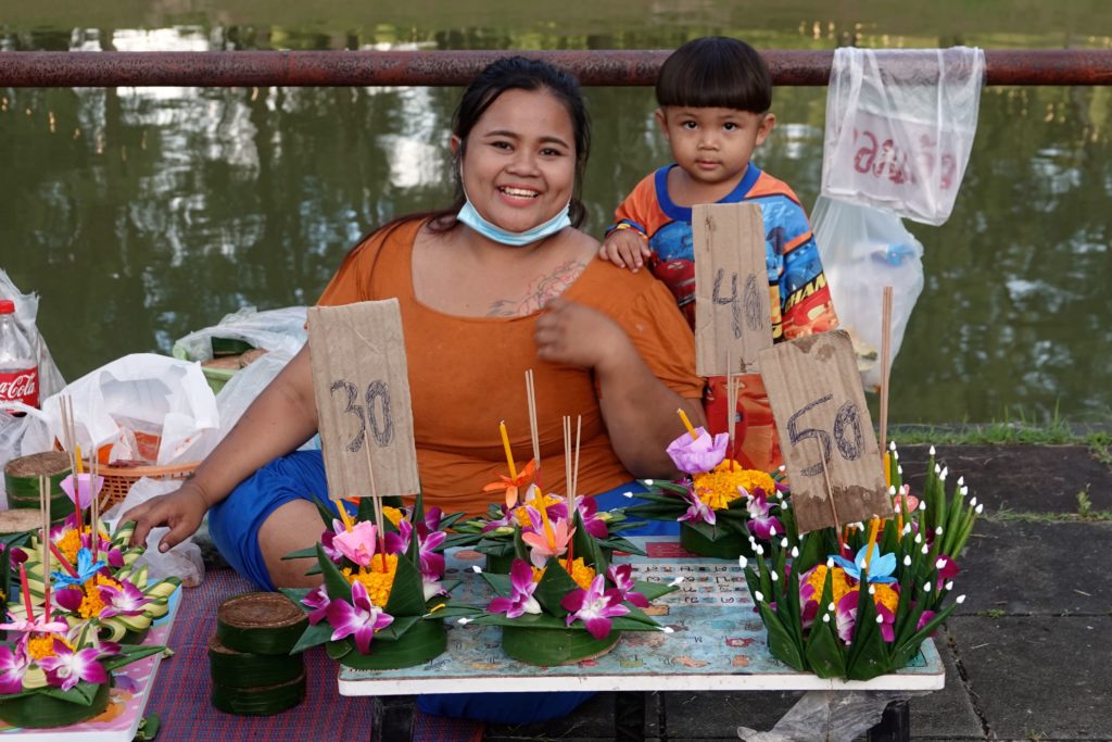 Loy Krathong in Rawai, Phuket: Verkauf selbstgebastelter Krathongs als zusätzliche Einnahmequelle.