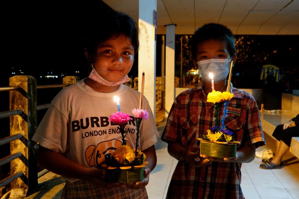 Kleine Loy-Krathong-Besucher am Rawai Pier in Phuket.