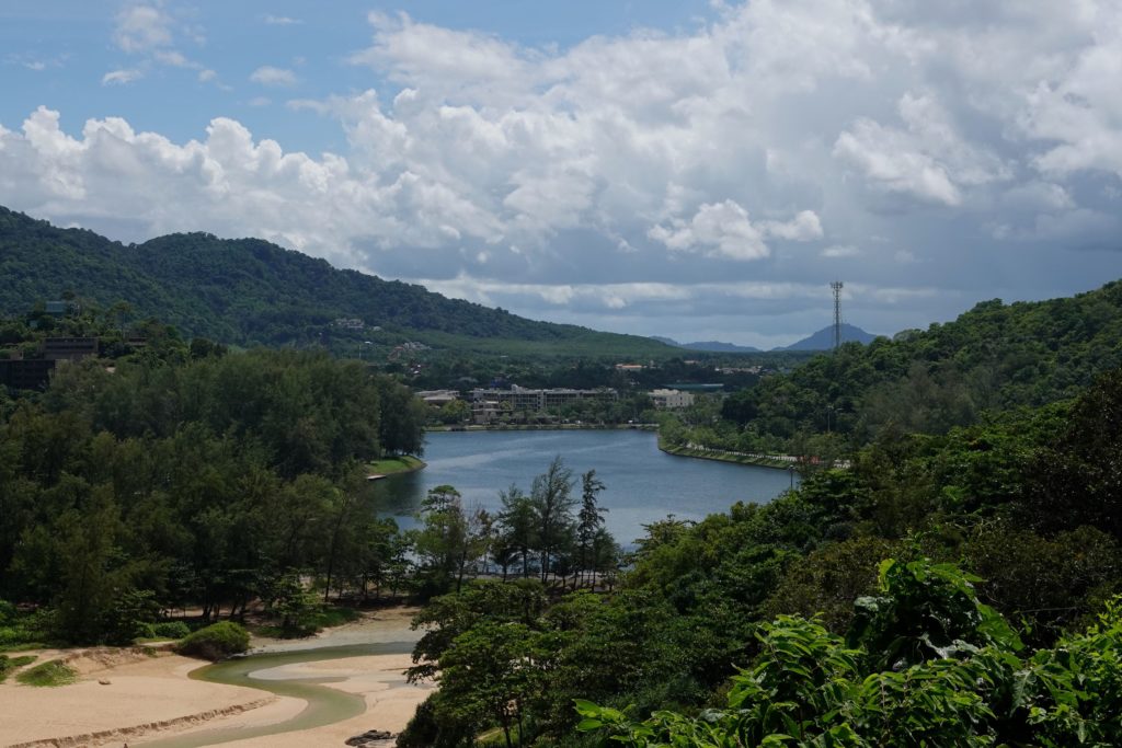 Blick auf den Nai Harn Lake im Süden Phukets.